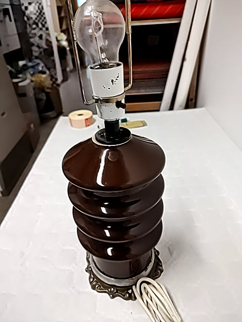 Brun lampefod med skærm